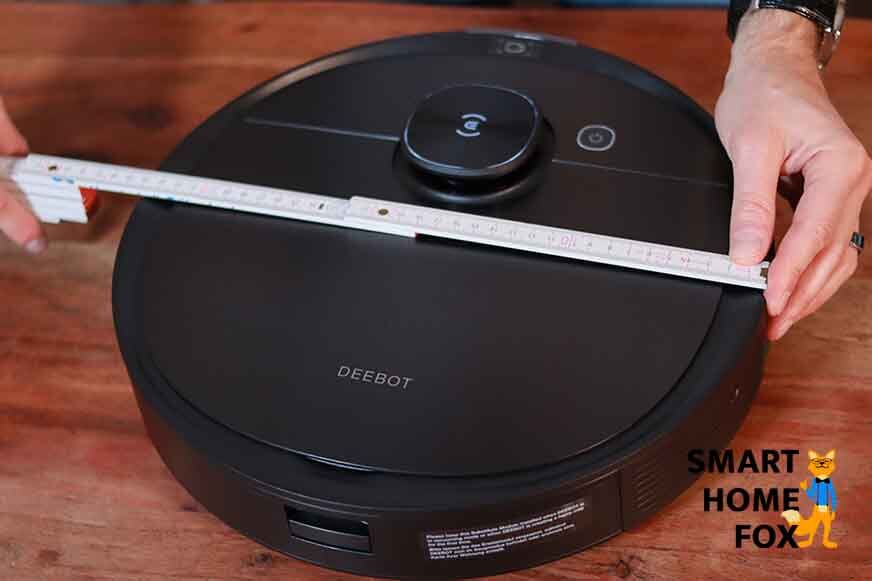 Der Deebot T9 AIVI wird mit Hilfe eines Lineals ausgemessen. 